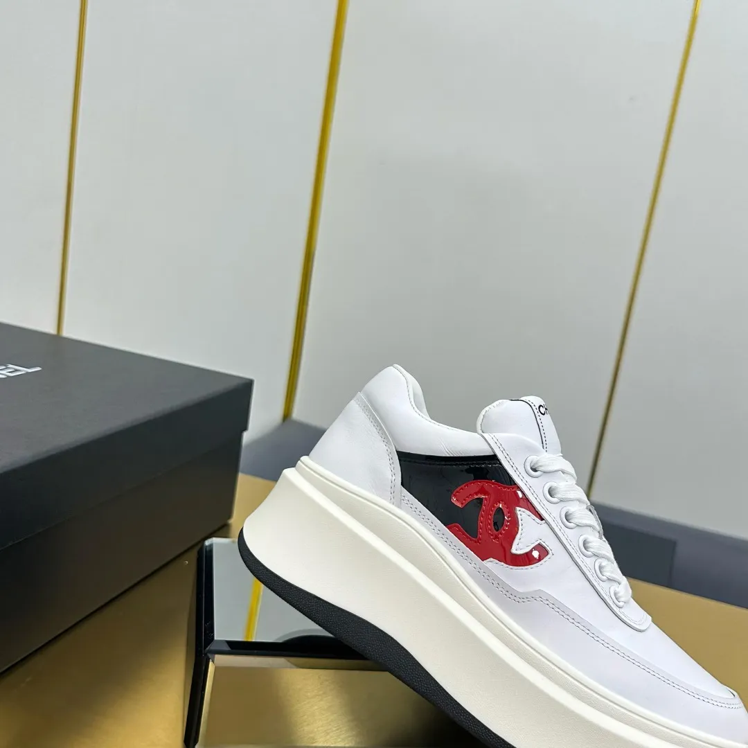 👟👟Ex-factory price 600👟👟 Upgraded version, upgraded version, upgraded version! No rebuttal accepted! ! ! ! Chanel Chanel panda shoes! 2025 counter's top casual sports shoes. This classic design; the upper is electro-embroidered with a variety of techniques; the outsole is fashionable and sporty; the unusual inclusion of a variety of color matching elements... The diversified mix and match is very good-looking and versatile, and can be used for leisure, fashion, sports, and outdoor... ꫛꫀꪝ Go➫ Materials: ❶Upper made of: original imported first-layer silk cowhide + original waterproof cloth + original first-layer cowhide ❷Inner lining: Original Yangli+Net ❸Outsole based on: Original TPU combination outsole Counter boutique packaging complete set for women 35–41 👉 👉